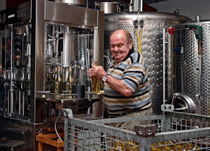 Abfuellung in unserem Weingut